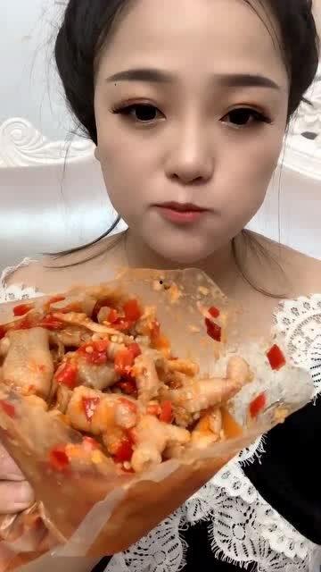 看张喜喜吃无骨鸡瓜的视频,美味诱惑尽在其中