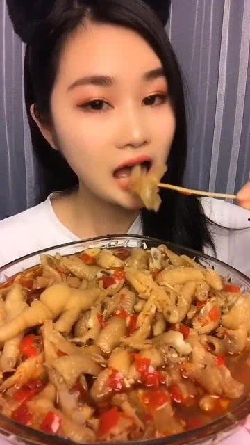 看张喜喜吃无骨鸡瓜的视频,美味诱惑尽在其中