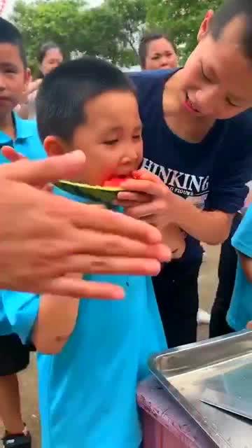小女孩视频吃瓜,小女孩趣味吃瓜瞬间