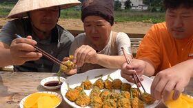 韩国人吃瓜大叔视频,揭秘韩国街头美食文化