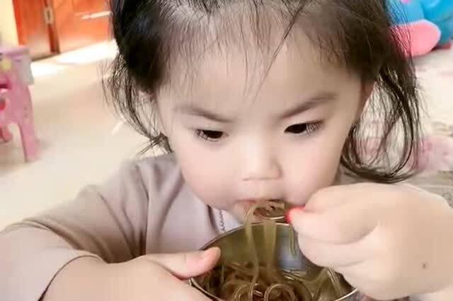 给闺女吃哈密瓜的视频大全,闺女快乐成长的甜蜜记忆