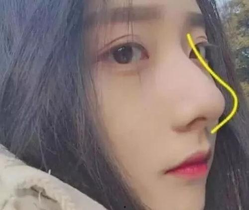 吃瓜少女抠鼻子视频播放,这动作太自然了！