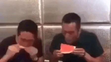 吃瓜比赛摸脖子视频大全,摸脖子动作大盘点