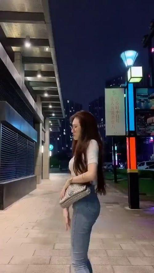 吊带姐吃瓜跳舞视频,网络热议不断！