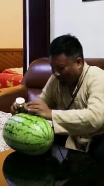 用西瓜教儿子吃瓜视频,亲子互动，让儿子爱上吃瓜时光