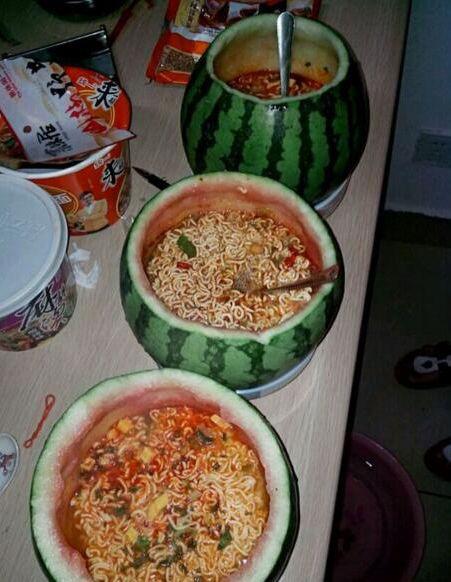 瓜娃子吃泡面搞笑视频,瓜娃子搞笑吃面，笑料横生！