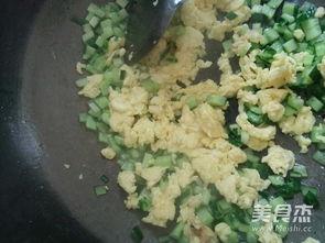 儿童吃小瓜炒鸡蛋视频,小瓜炒鸡蛋，营养美味两不误