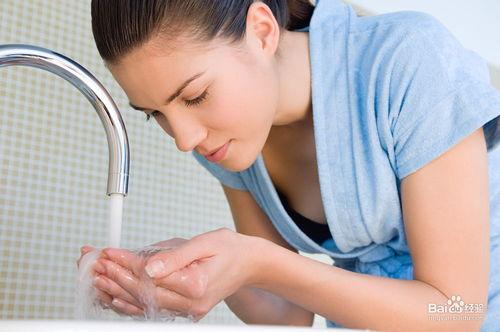 男子吃瓜洗脸搞笑段子视频,太欢乐了！