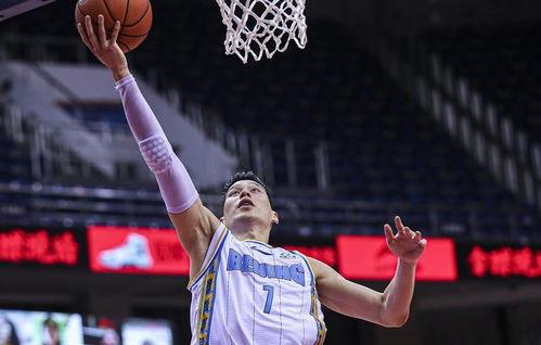 广东男篮球员吃瓜事件视频,球场之外的风波一瞥