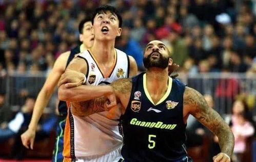 广东男篮球员吃瓜事件视频,球场之外的风波一瞥