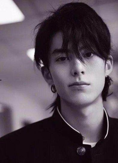 吃瓜图片背景王鹤棣视频,揭秘明星日常趣味瞬间